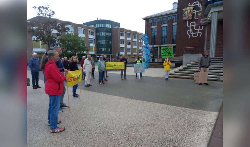 Protest voor aanvang raadsvergadering over Nollebos