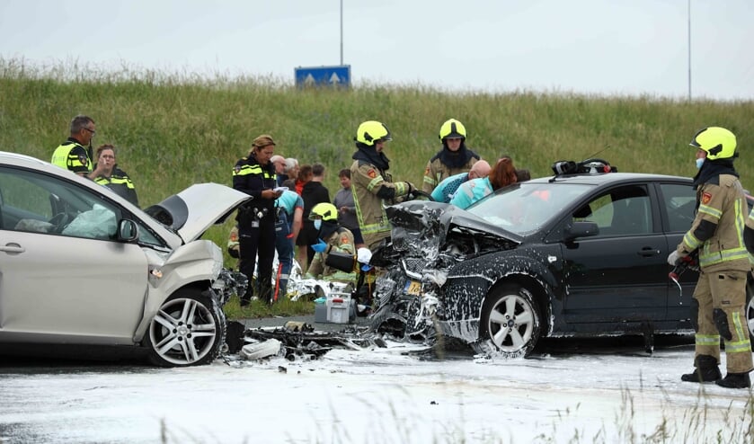 Auto in brand na frontale botsing in Kruiningen op de Oude Rijksweg, drie gewonden