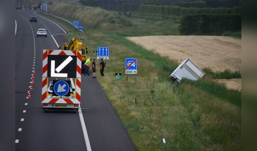 Bakwagen belandt in greppel N62, net voor het Tolplein