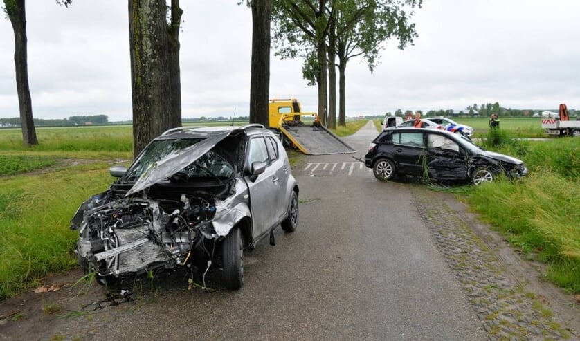 Twee auto’s in de sloot bij ongeluk in Tholen, bestuurders naar het ziekenhuis