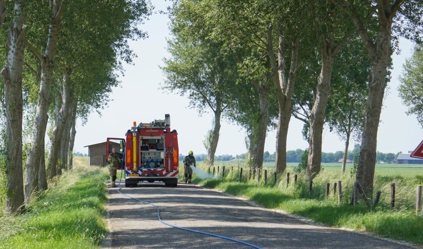 Brandweer blust bermbrand tussen Oud-Vossemeer en Tholen