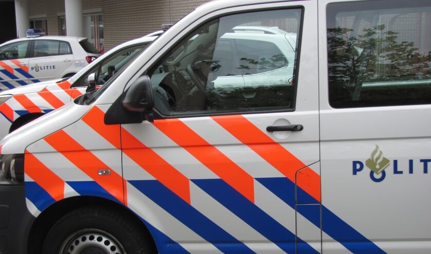 Vrouw (51) bedreigt agent met de dood bij woning in Oud-Vossemeer