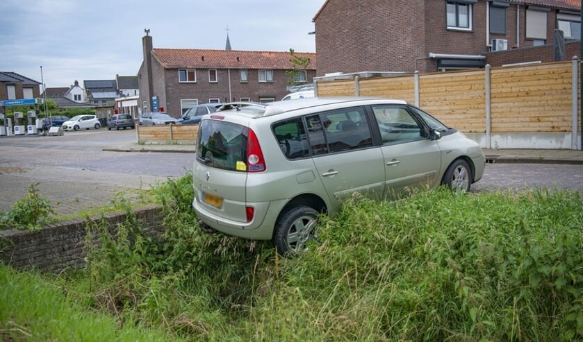Beschonken bestuurder parkeert auto boven sloot