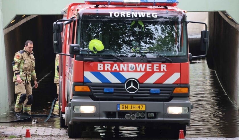 Brandweer pompt fietstunnel aan Schroeweg leeg na hevige regenval