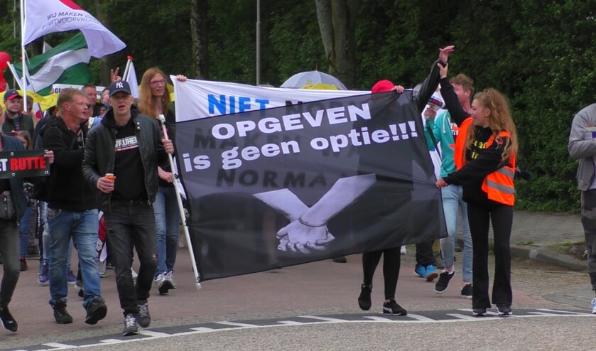 Grote groep mensen demonstreert in centrum tegen coronamaatregelen