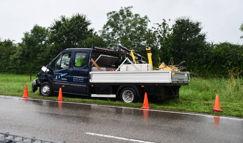 Auto botst achterop tractor in Middelburg