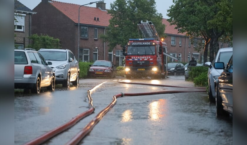 Brandweer rukt uit voor wateroverlast aan Bergstraat in Meliskerke