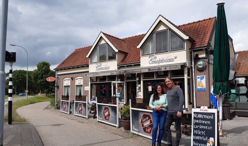Lorraine en Christian Knaap stappen in De Oranjeboom