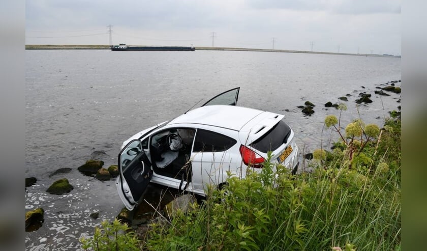 Auto te water bij Oesterdam, bestuurder naar het ziekenhuis