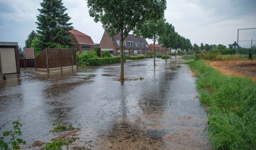 Flinke regenbuien zorgen voor wateroverlast op Tholen: diverse woningen zonder elektriciteit