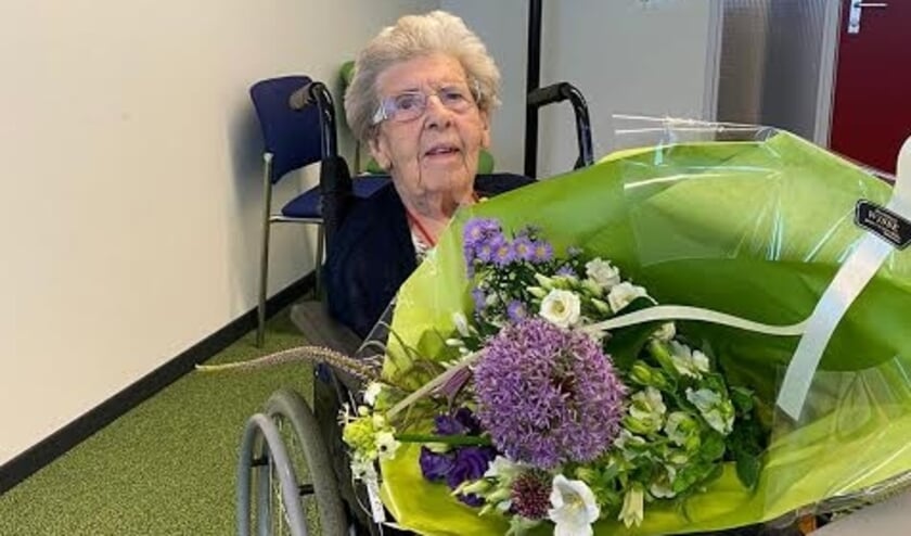 Mevrouw De Wilde-Van de Slikke krijgt bloemen voor haar honderdste verjaardag