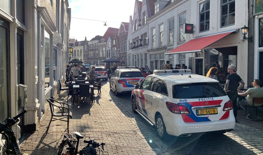 Mannen met geweer op Middelburgse Vlasmarkt; politie rukt massaal uit