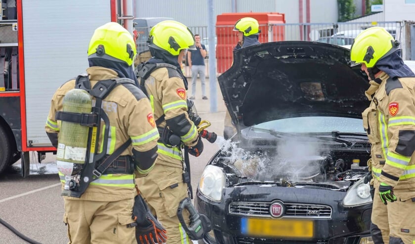 Auto in Vlissingen total-loss nadat hij vlam vatte op parkeerterrein Albert Heijn