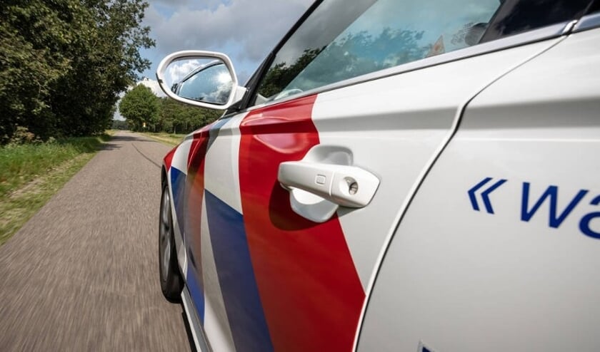 Politie beëindigt illegaal feest aan Oostelijke Spuikanaalweg in Rilland
