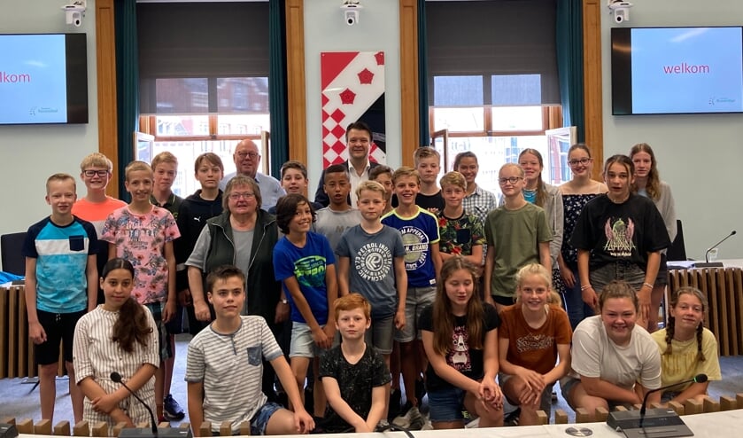 Burgemeester Han van Midden ontvangt groep 8 van KPO Basisschool Klaverweide - Internetbode