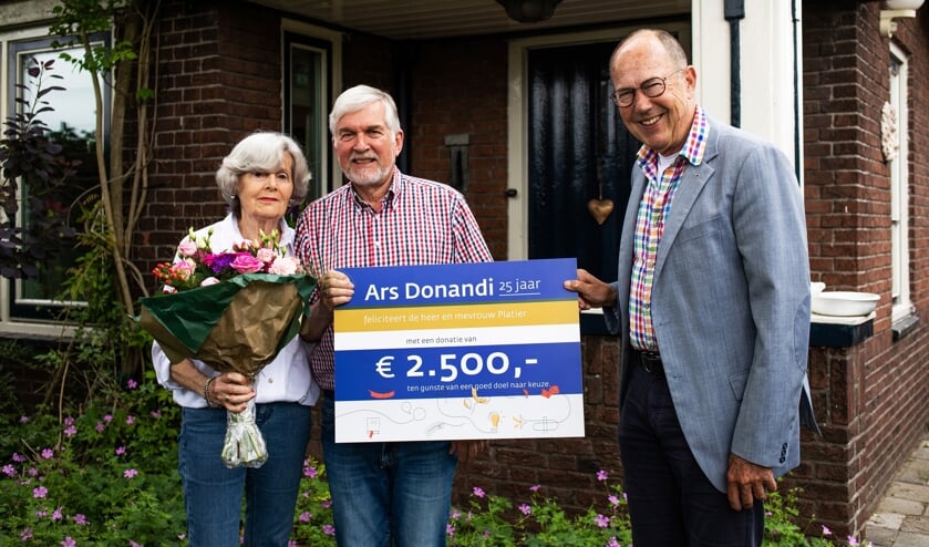 Zeeuwse lokale helden in Goes in zonnetje gezet met donatie voor goede doelen