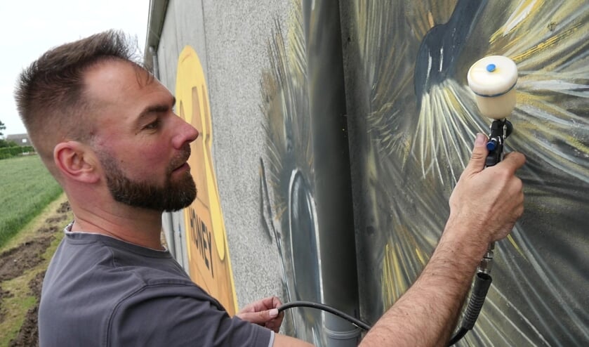 Grasdrogerij in Kortgene verwordt tot kunstwerk: ‘Schilderingen tonen hoe mooi luzerne is’
