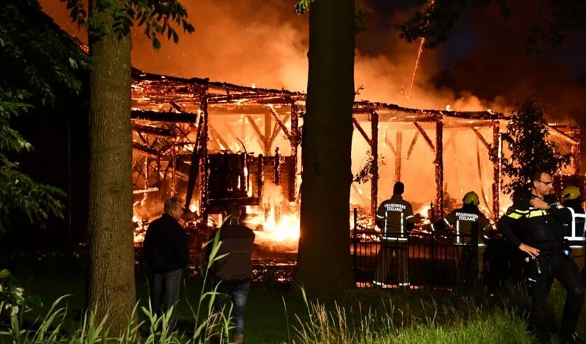 Brand verwoest schuur aan Kapelseweg in Kloetinge