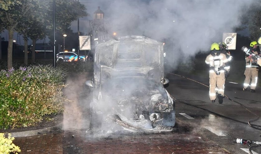 Auto gaat in vlammen op in Hansweert