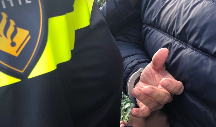 Man (20) bijt agent bij aanhouding in asielzoekerscentrum aan Laurens Stommesweg