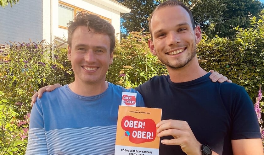 Horecamannen vertellen in gids hoe het werk moet