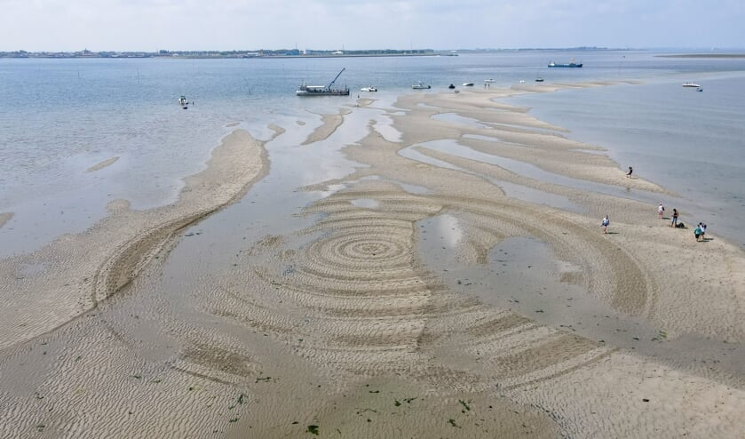 Zandkunstenaar Tim Hoekstra leeft zich uit op zandplaat in Oosterschelde