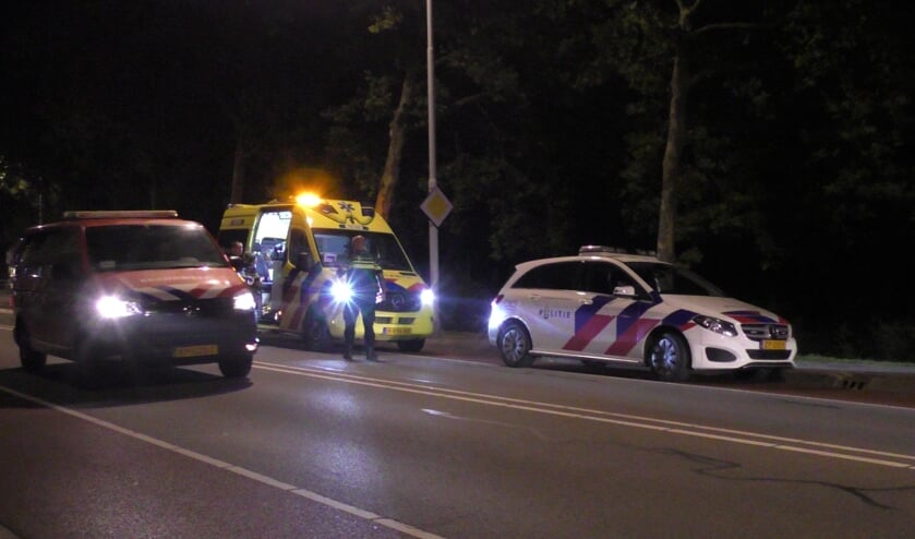 Auto loopt veel schade op bij botsing tegen lantaarnpaal op Westsingel