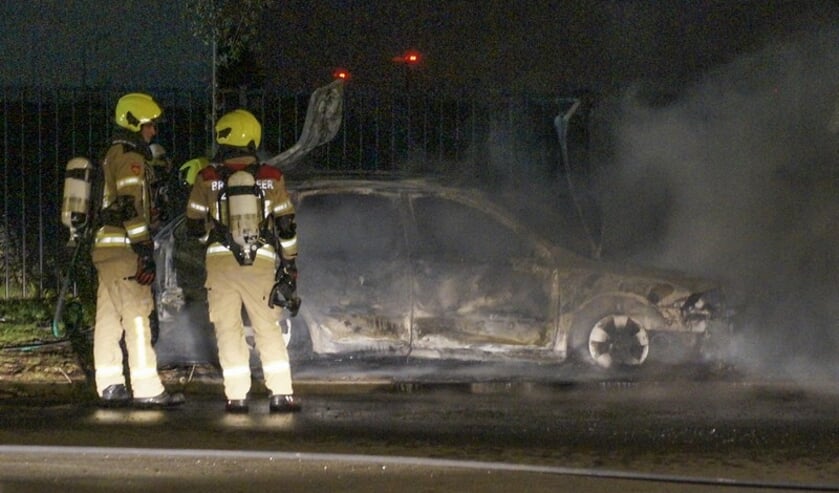 Auto gaat in vlammen op aan de Poort in Rilland