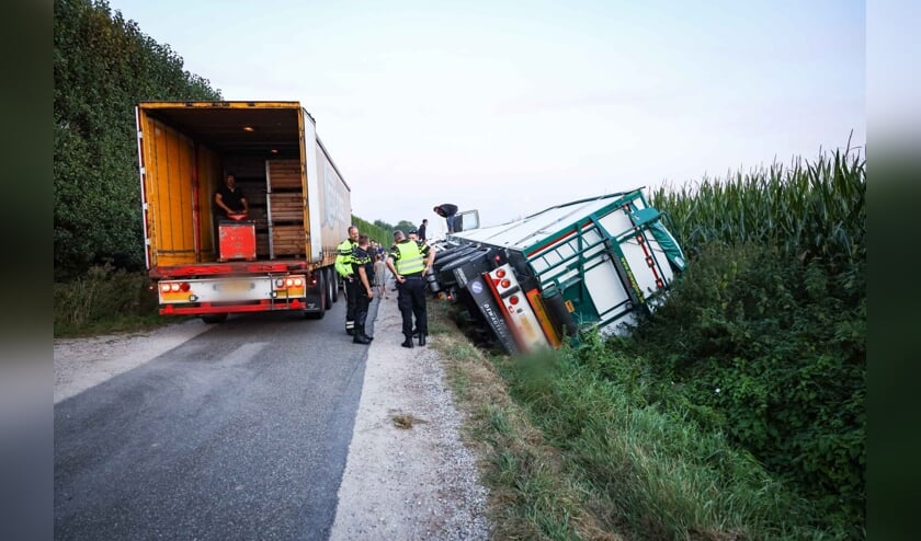 Vrachtwagen vol uien kantelt in sloot in Kruiningen, chauffeur naar het ziekenhuis