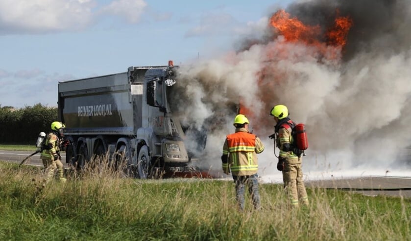 Vrachtwagen vat vlam op Philipsdam
