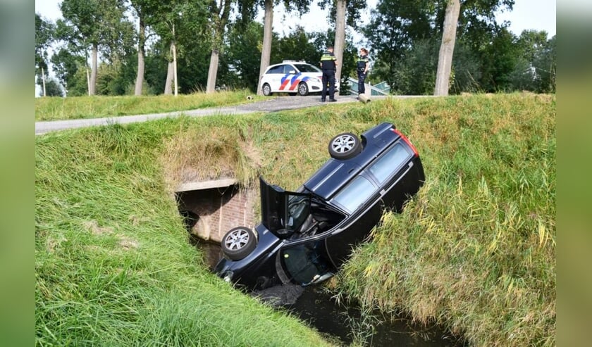 Auto raakt van weg en eindigt in sloot aan Oostdijk in Kortgene