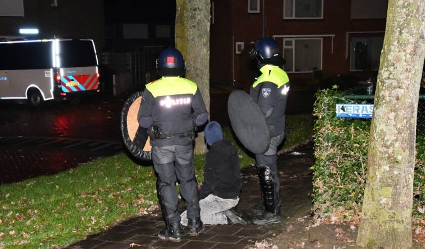 Ruim veertig jongeren uit Arnemuiden beboet voor samenscholingsverbod