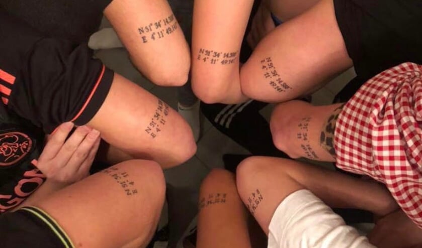 Tien vrienden uit Oud-Vossemeer zetten dezelfde tattoo