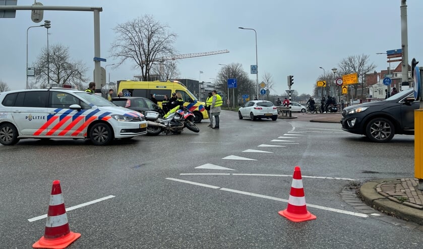 Motoragent aangereden in Middelburg, overgebracht naar het ziekenhuis