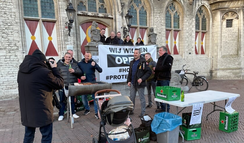Middelburgse horeca-ondernemers houden protestborrel bij het stadhuis