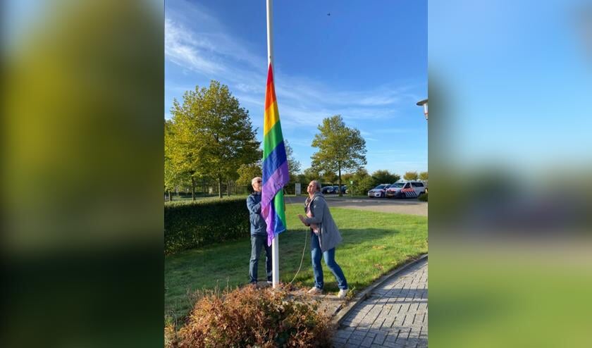 Tholen hijst regenboogvlag tijdens Coming Out Day