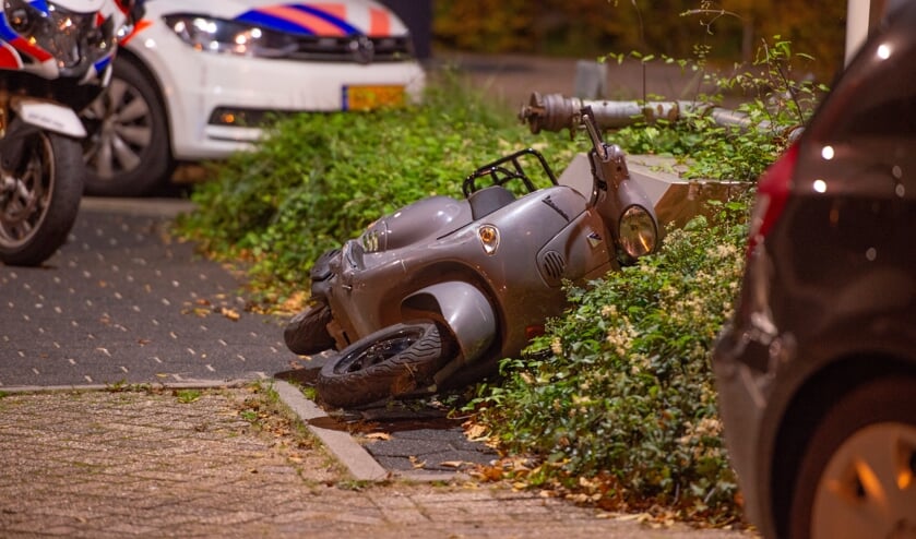 Scooterrijder (13) slaat op vlucht bij zien van politie en gaat onderuit