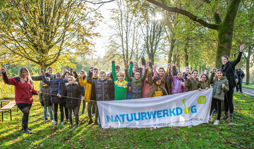 Bevelandse vrijwilligers werken samen op Natuurwerkdag