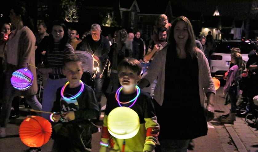 Duizend lichtjes verlichtten Tholen tijdens jaarlijkse lampionnentocht