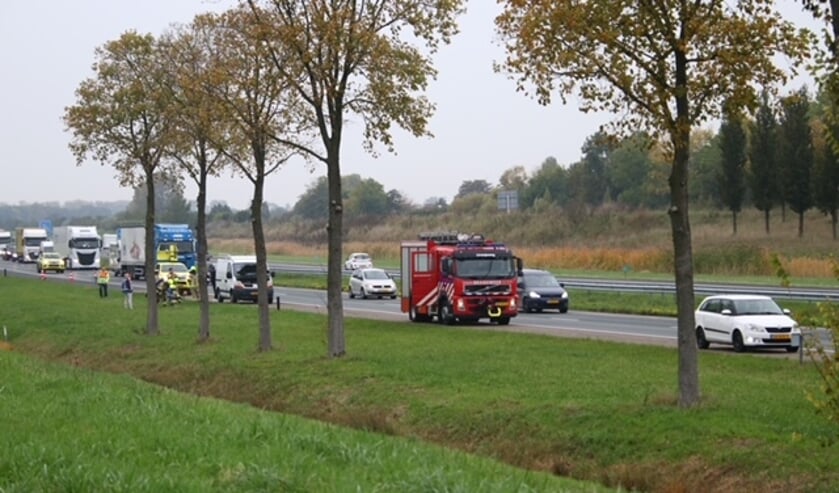 Busje strandt op A58 bij Kapelle, rijstrook afgezet