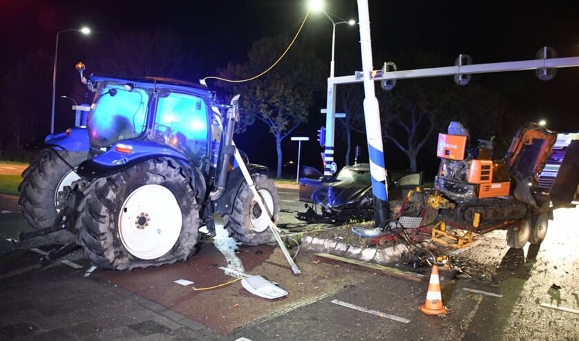 Gewonde en veel schade bij botsing tussen auto en tractor in Middelburg