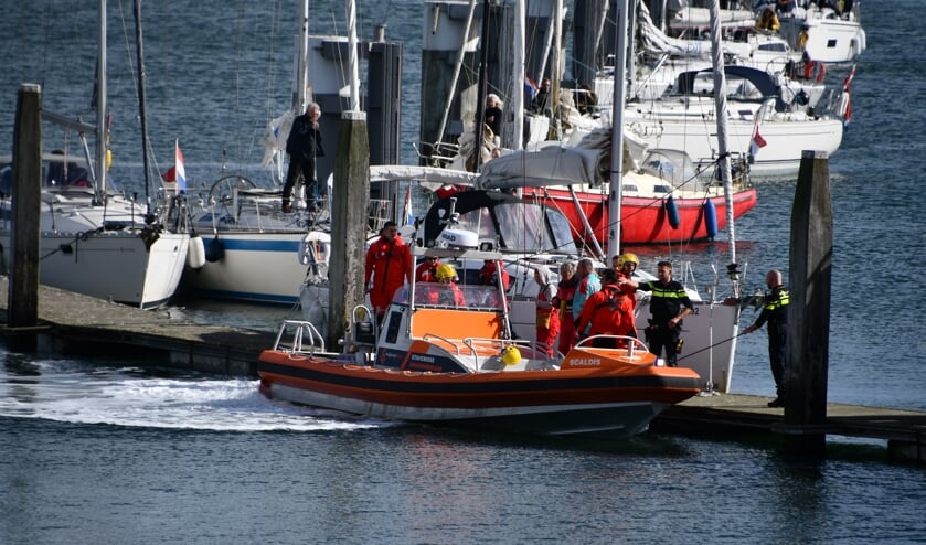 Man gewond na val van zeilboot bij Zandkreeksluis