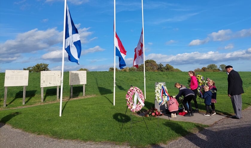 Jeugd legt ook bloemen bij herdenking Baarland