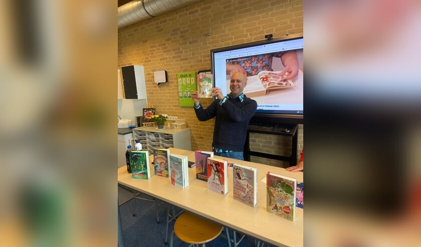 Kinderboekenschrijver Jozua Douglas op bezoek bij de Holtkampschool in Goes