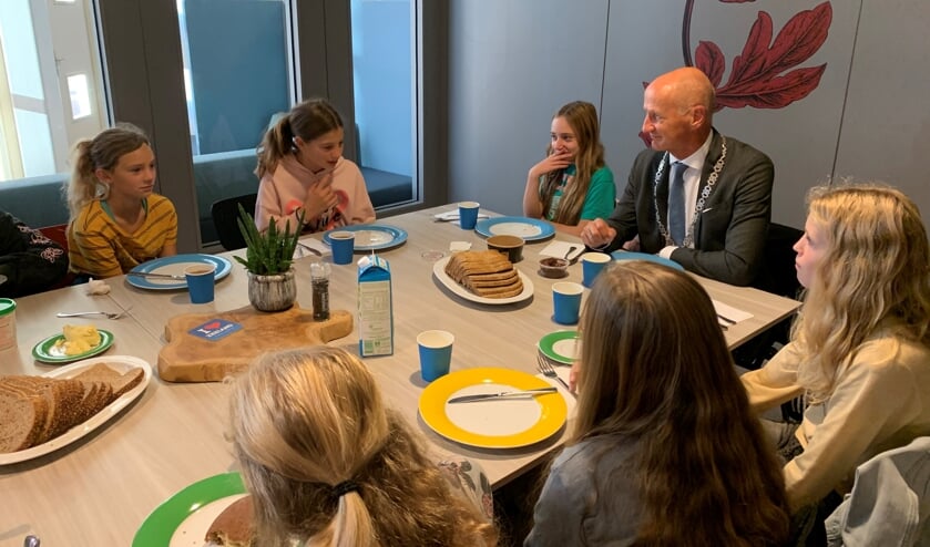 Veerse Burgemeester, bakker en basisschool ontbijten samen in gemeentehuis Domburg