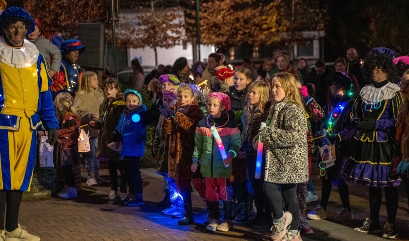 [fotoalbum] Tientallen kinderen trekken samen met de sint, piet én lampionnen door Oud-Vossemeer