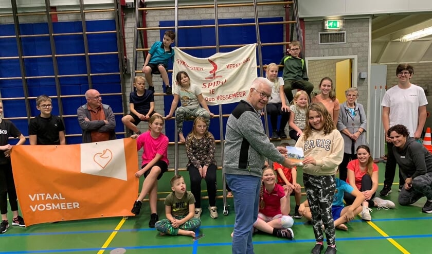 Sport- en cultuurboekje Oud-Vossemeer uitgereikt aan wethouder Hommel