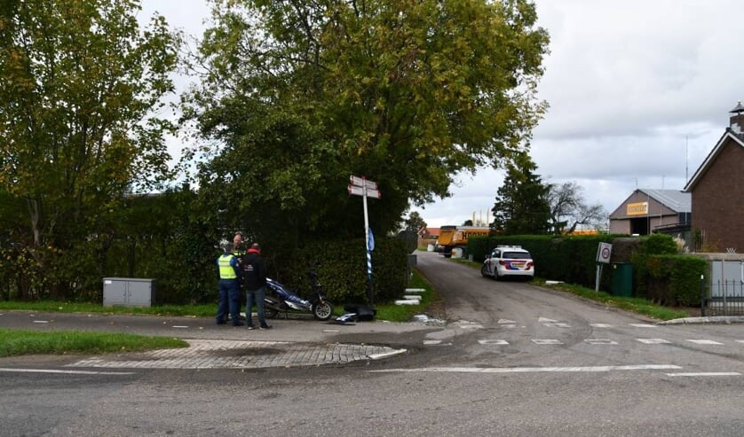 Scooterrijder gewond na botsing met auto bij ‘s-Heerenhoek