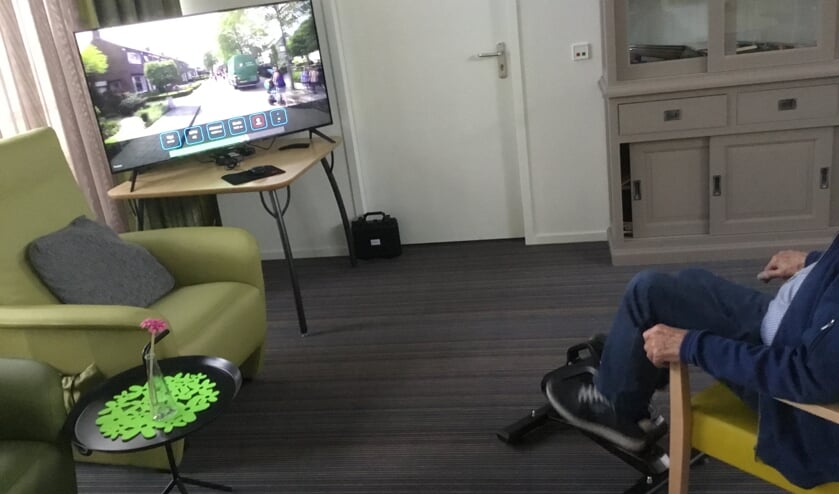 Zorgloket Smerdiek ontvangt twee ‘tv-fietsen’: “Vanuit huis een route op het eiland fietsen”