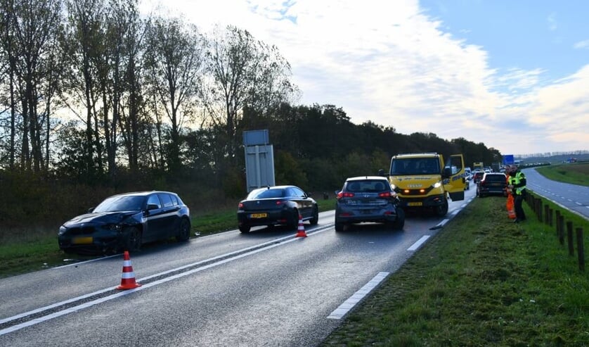 Letsel bij botsing drie auto’s Deltaweg Wilhelminadorp